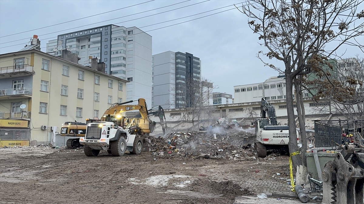 Konya'nın merkez Selçuklu ilçesinde çöken binanın enkazı kaldırıldı. Selçuk Mahallesi Beyşehir...