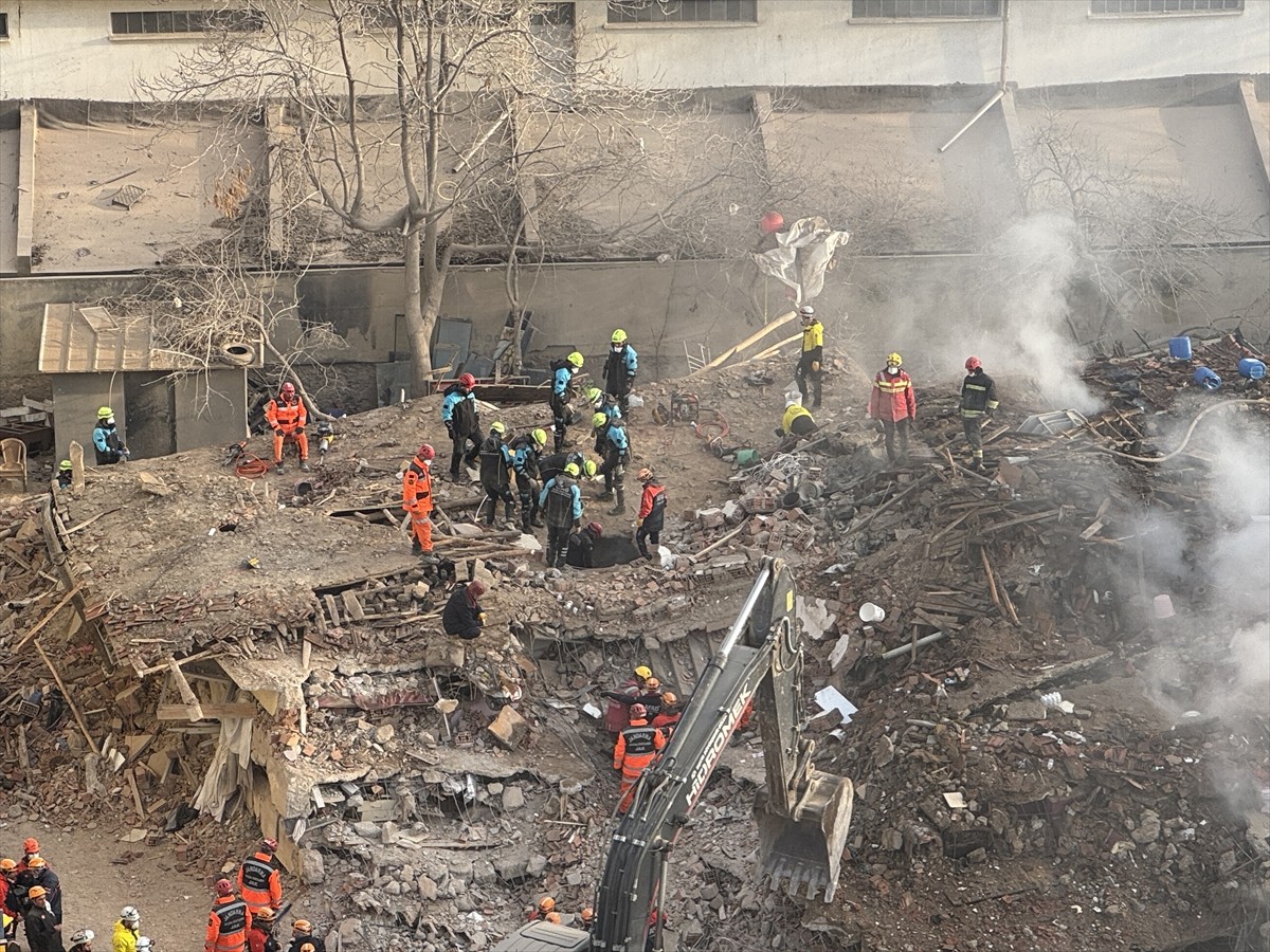 Konya'nın merkez Selçuklu ilçesinde çöken binanın enkazında ekiplerin arama kurtarma çalışmaları...