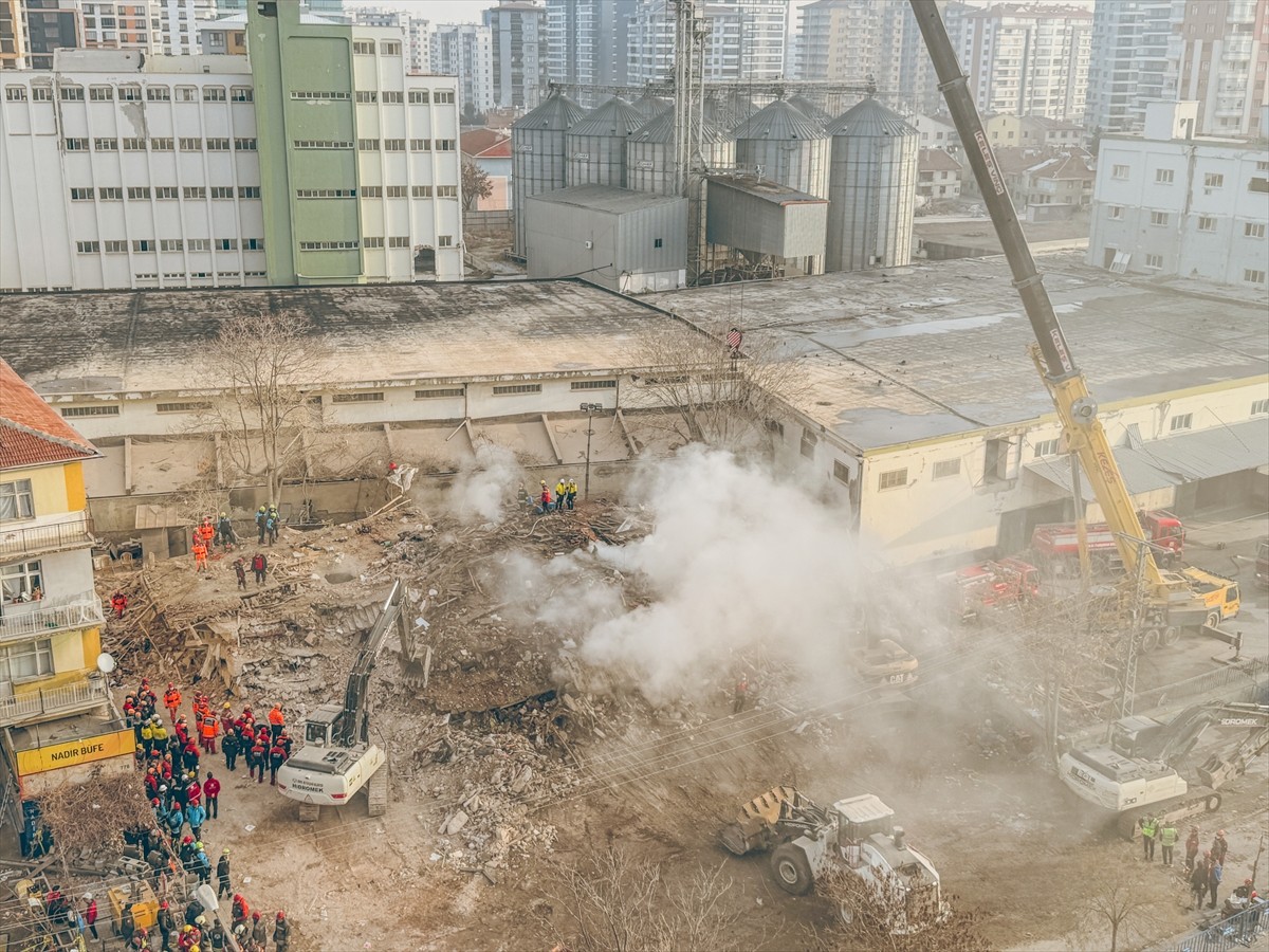 Konya'nın merkez Selçuklu ilçesinde çöken binanın enkazında ekiplerin arama kurtarma çalışmaları...