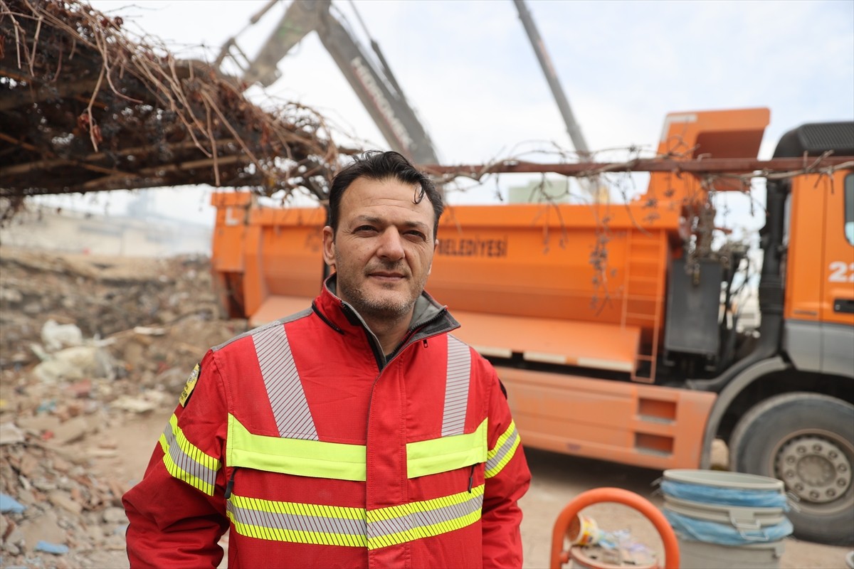 Konya'nın Selçuklu ilçesindeki 4 katlı binada meydana gelen göçüğün ardından enkaz altında kalan 3...