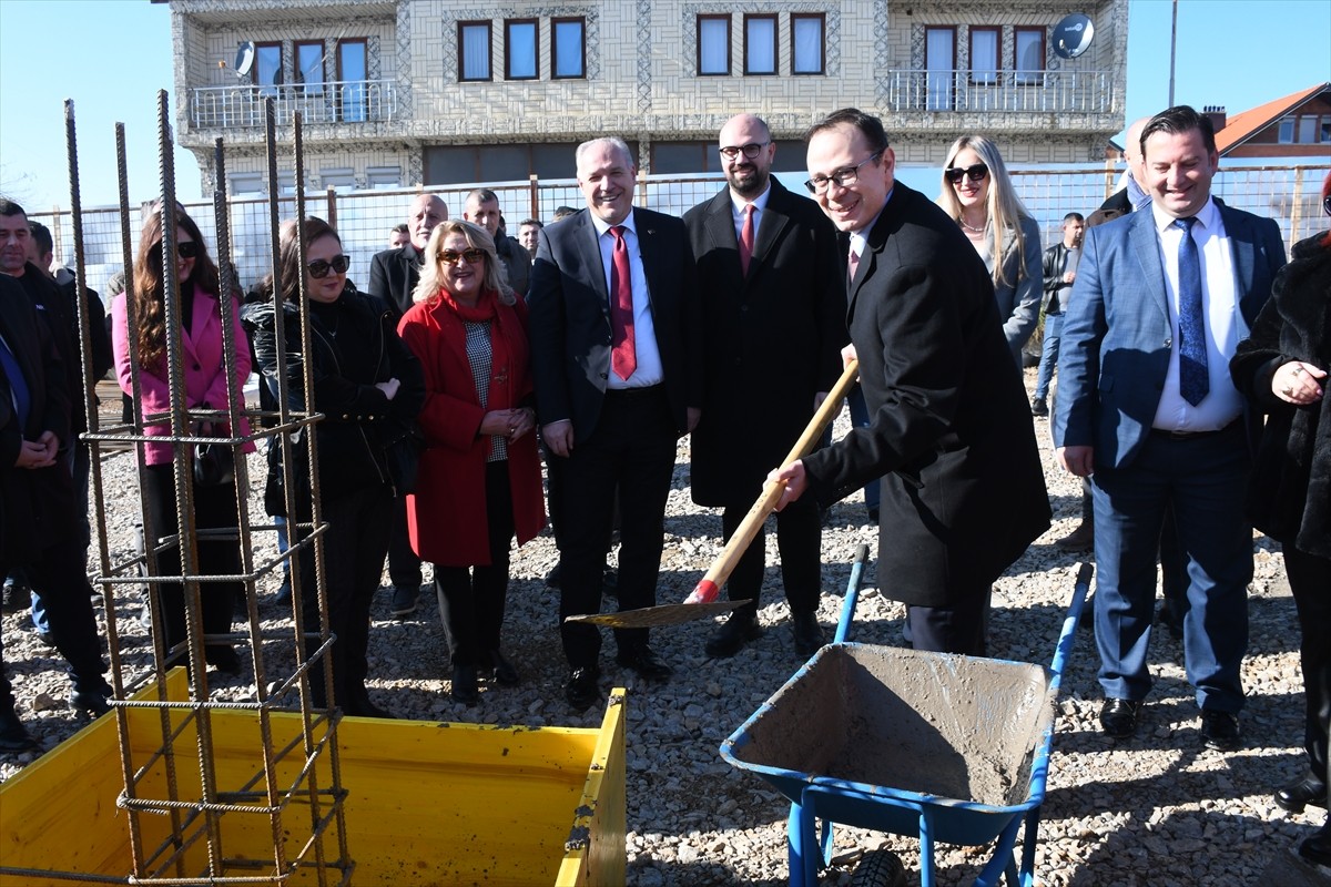 Kosova’nın tek Türk belediyesi Mamuşa’da inşa edilecek kültür merkezinin temeli törenle atıldı....