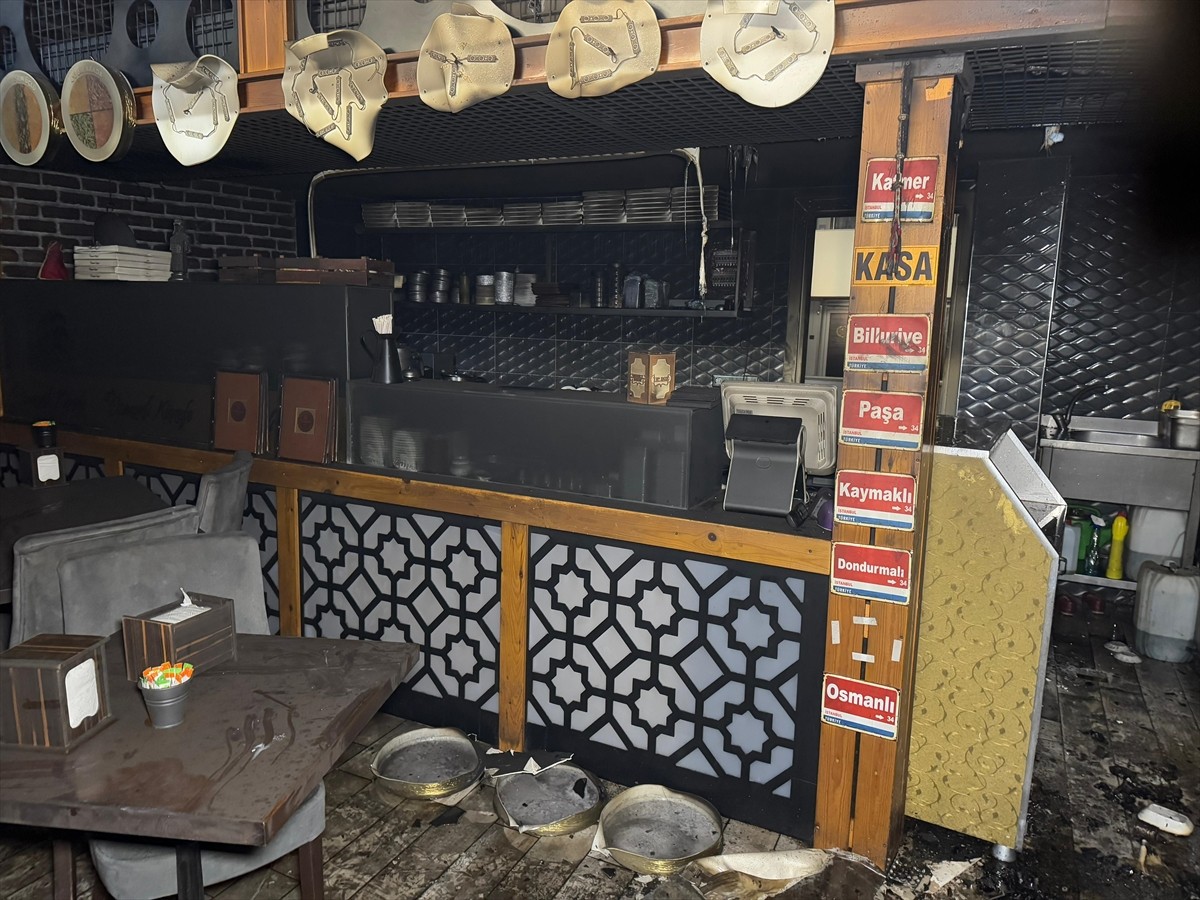  Küçükçekmece'de, iş yerinde elektrik kontağından çıkan yangın itfaiye ekiplerinin müdahalesiyle...