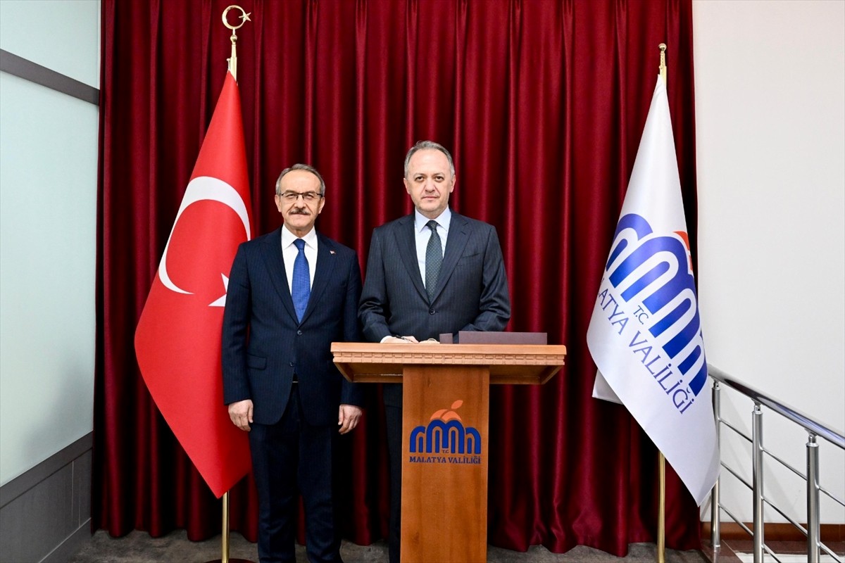 Kültür ve Turizm Bakan Yardımcısı Gökhan Yazgı (sağ 3), Malatya Valiliğini ziyaret etti. Yazgı...