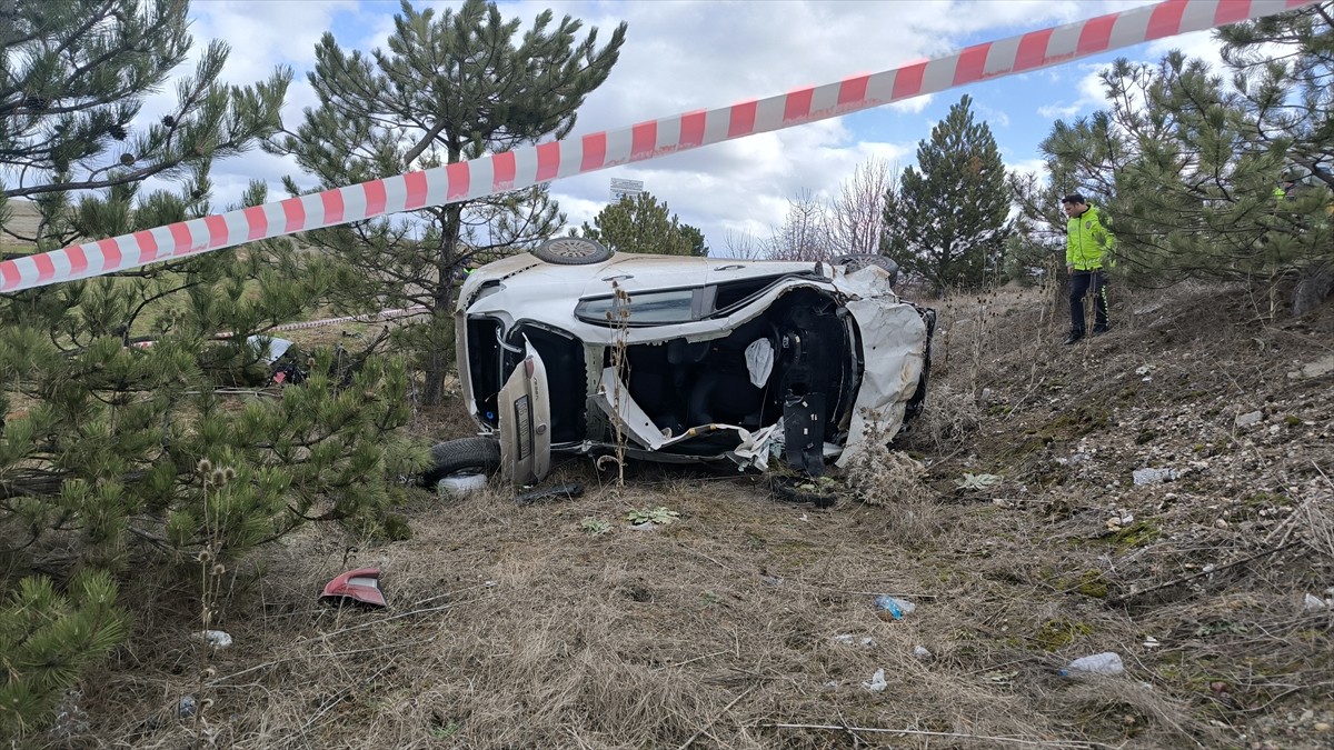  Kütahya'da otomobilin şarampole devrilmesi sonucu 1 kişi öldü, 1 kişi yaralandı.