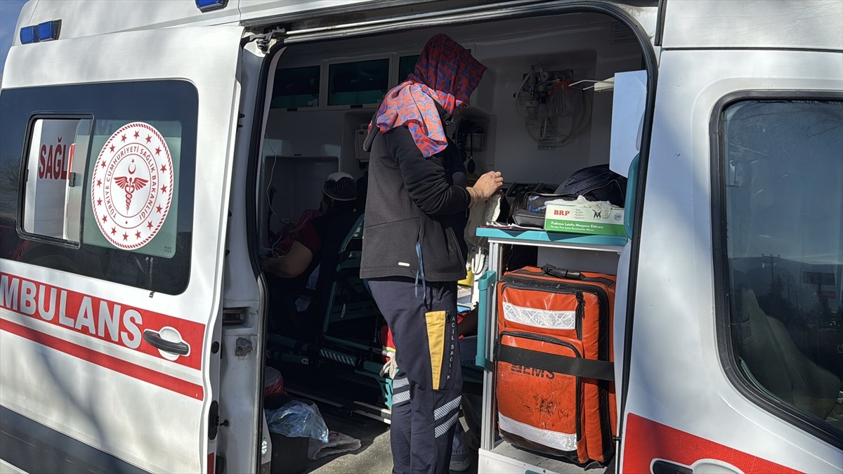 Kütahya'da, sahipsiz köpeklerin saldırısıyla yaralanan anne ve kızı tedaviye alındı. Yaralanan...