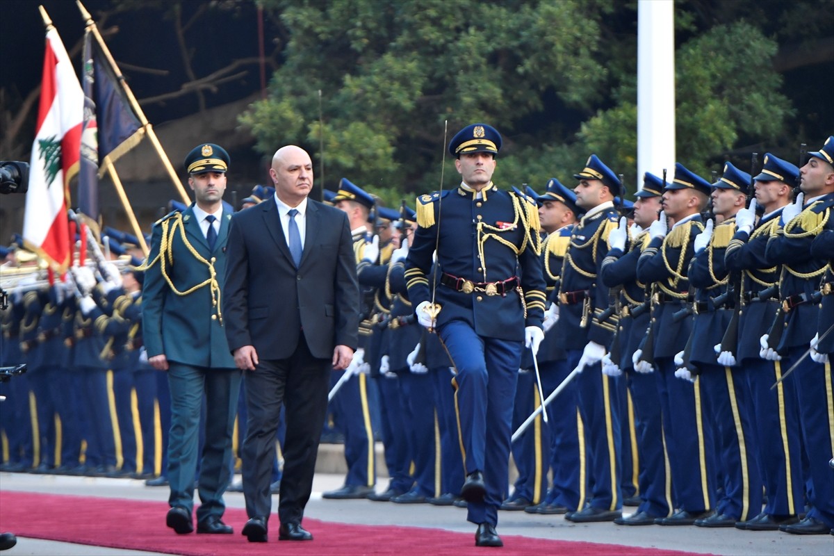 Lübnan'da Cumhurbaşkanı seçilen Genelkurmay Başkanı Joseph Avn, Meclis'te yemin etti. Avn, yemin...
