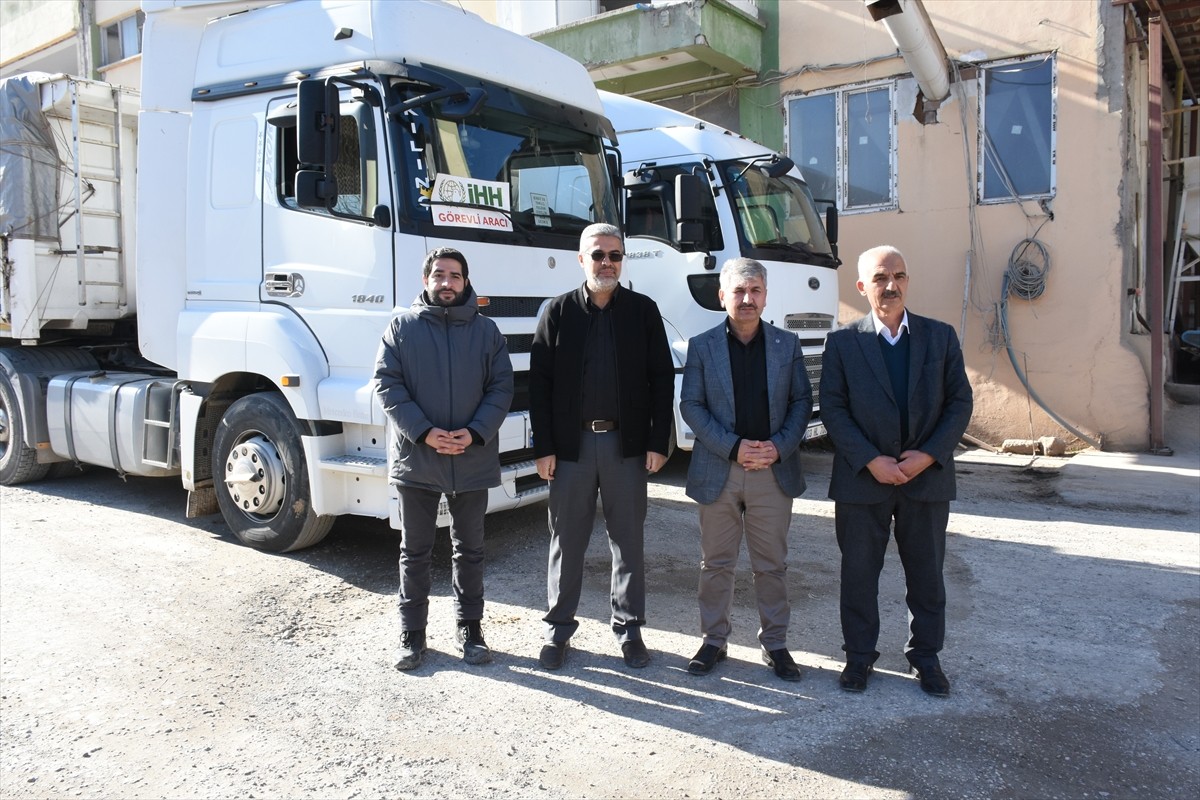 Malatya'da bir hayırseverin bağışladığı 2 tır un Suriye'ye gönderildi.