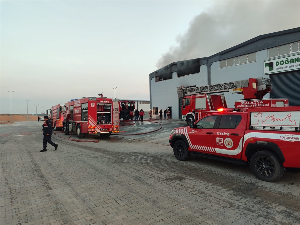 Malatya'da perde üretimi yapılan bir fabrikada çıkan yangın söndürüldü.