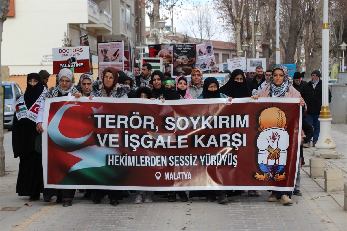 Malatya'da sağlık çalışanları, düzenledikleri yürüyüşle İsrail'in Filistin'e yönelik saldırılarını...