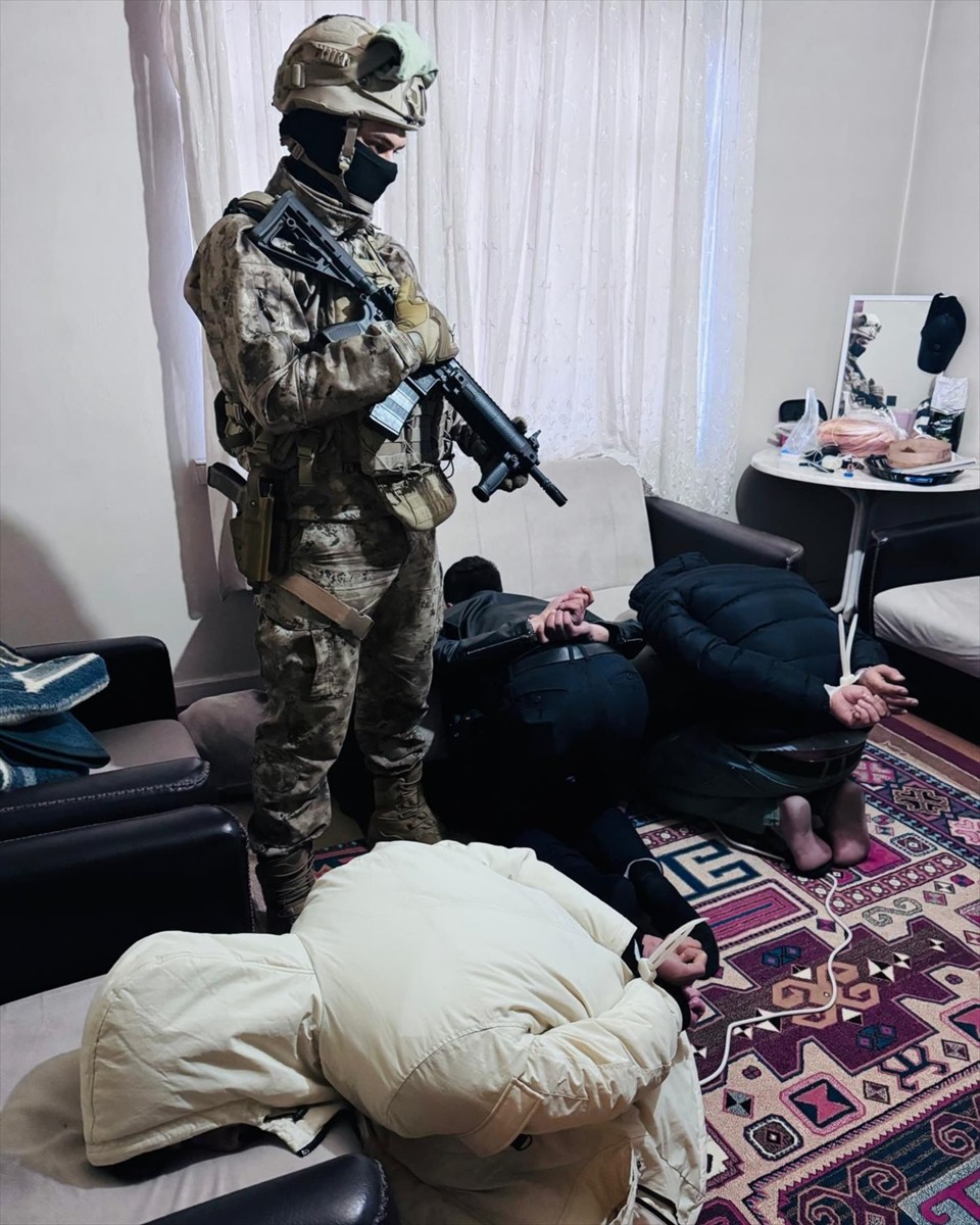 Malatya'da uyuşturucu operasyonunda 4 kilo 818 gram sentetik uyuşturucu, 24 sentetik hap...