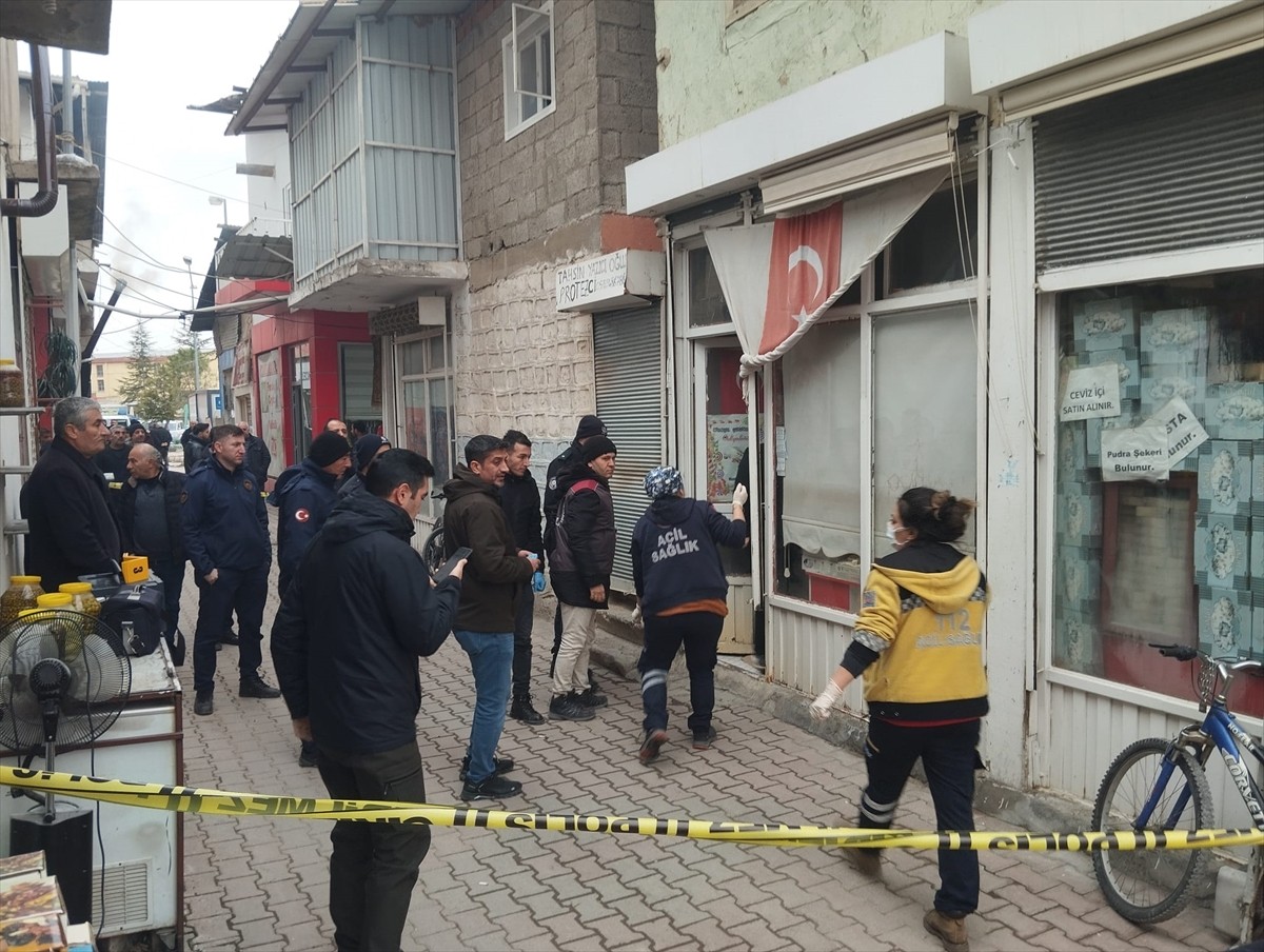 Malatya'nın Darende ilçesinde atkısını iş makinesine kaptıran şekerlemeci yaşamını yitirdi. Olay...