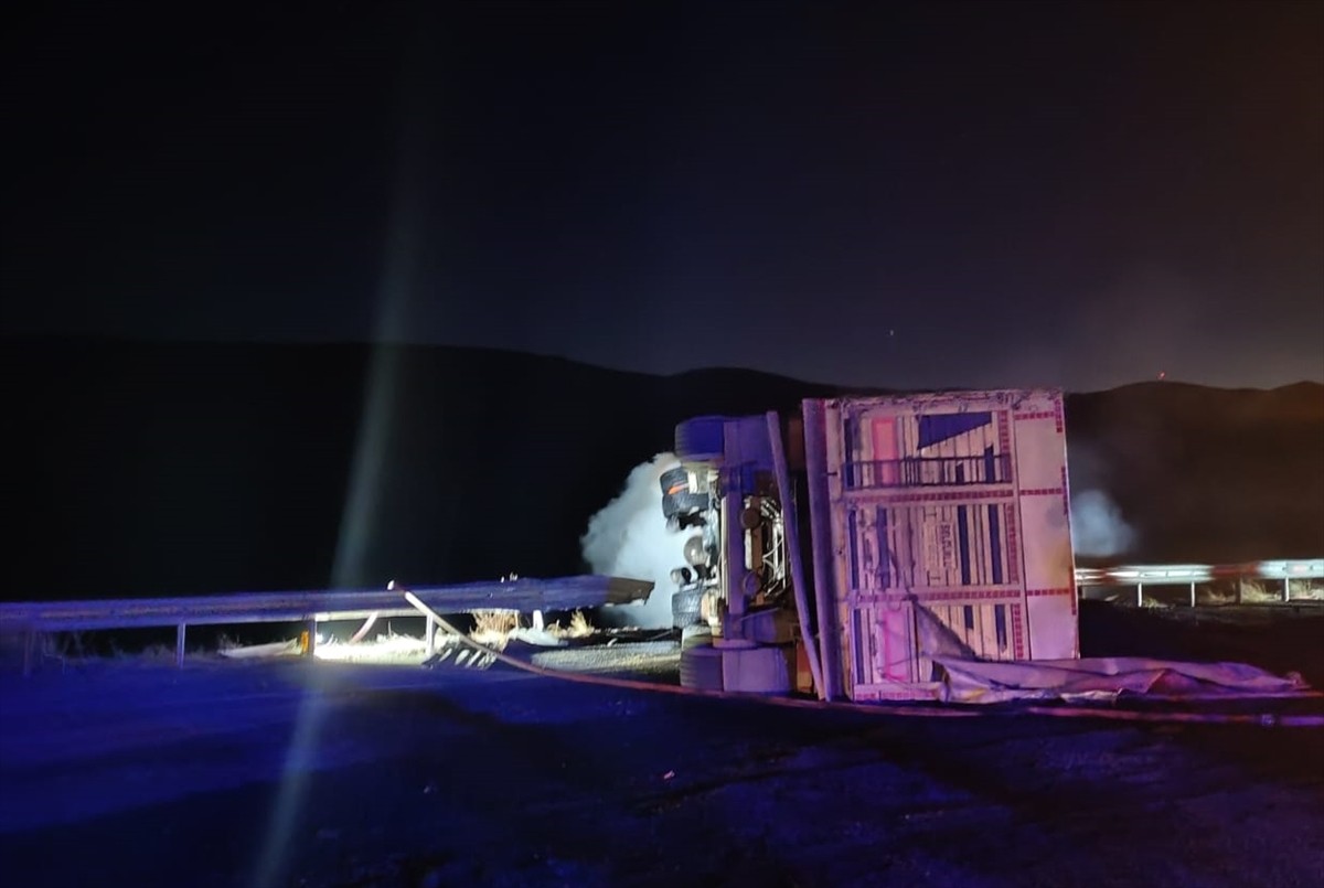 Malatya'nın Hekimhan ilçesinde tırla traktörün çarpıştığı kazada 1'i ağır, 3 kişi yaralandı. Kaza...
