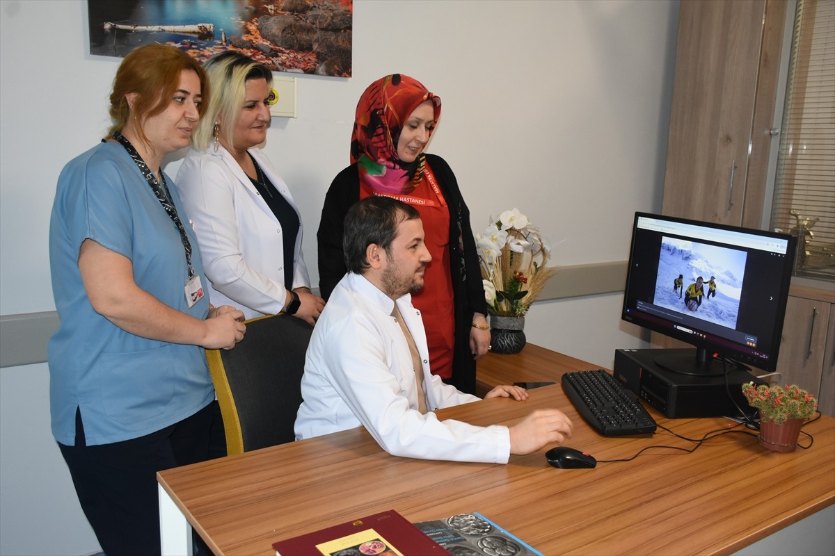 Malatya Eğitim ve Araştırma Hastanesi'ndeki sağlık çalışanları, Anadolu Ajansının (AA) gözünden...