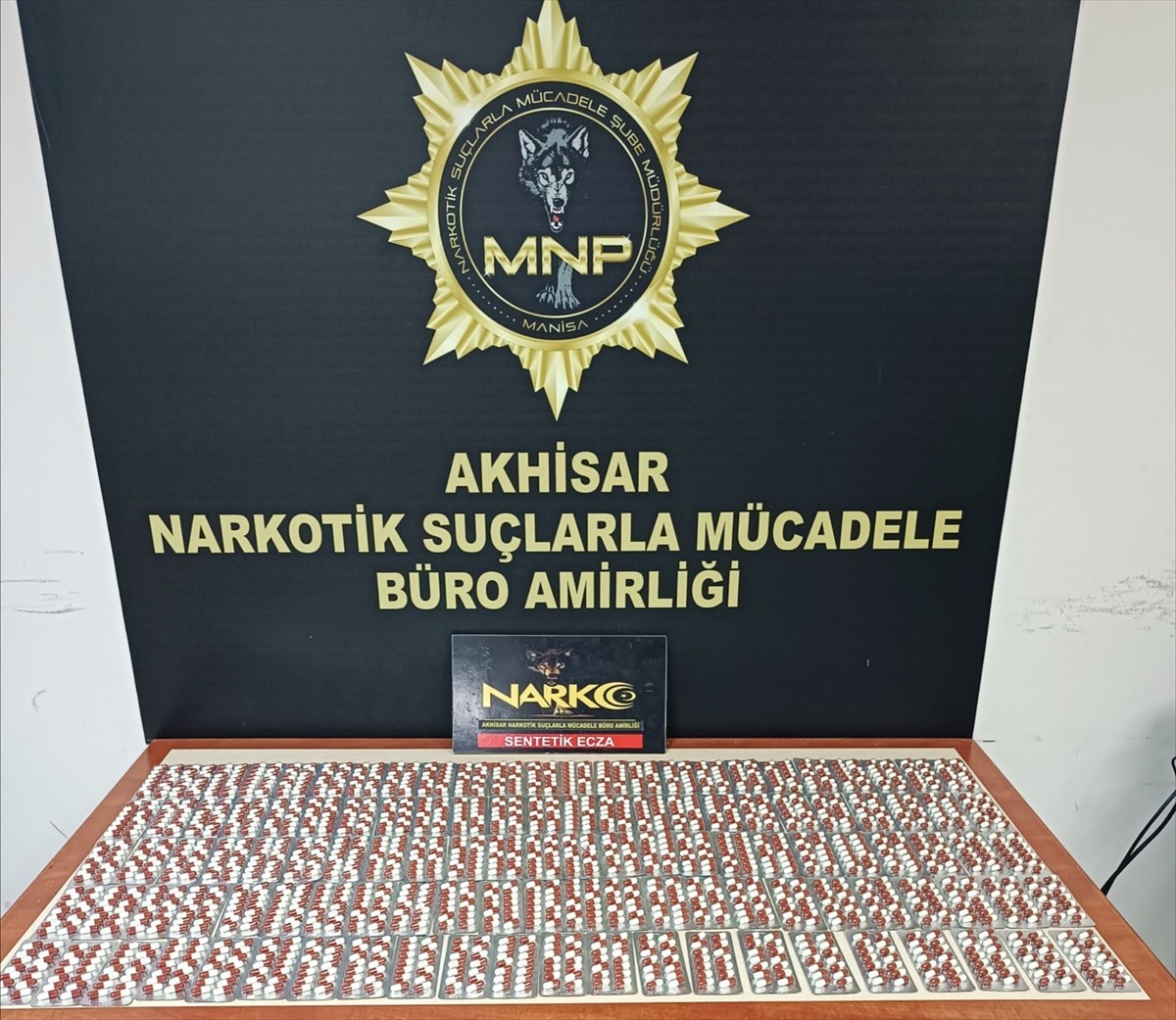 Manisa'nın Akhisar ilçesinde düzenlenen uyuşturucu operasyonunda gözaltına alınan 7 şüpheliden 3'ü...