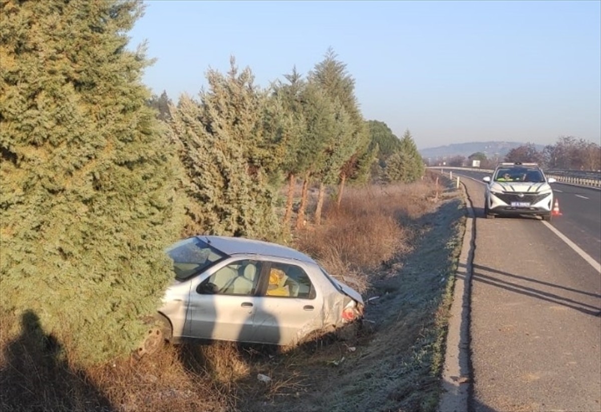Manisa'nın Akhisar ilçesinde otomobilin devrilmesi sonucu 1 kişi öldü, 1 kişi yaralandı.