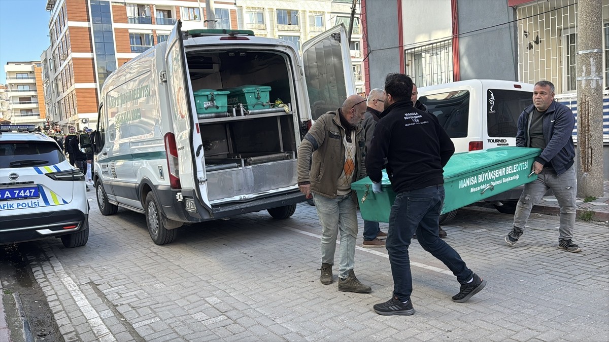 Manisa'nın Akhisar ilçesinde panelvan minibüsün çarptığı yaşlı kadın hayatını kaybetti.