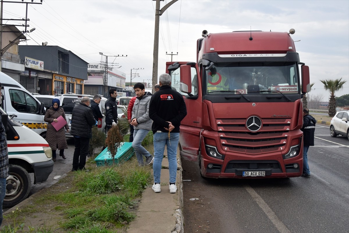 Manisa'nın Turgutlu ilçesinde, tır sürücüsü park halindeki aracında ölü bulundu. Tırın sürücüsünün...