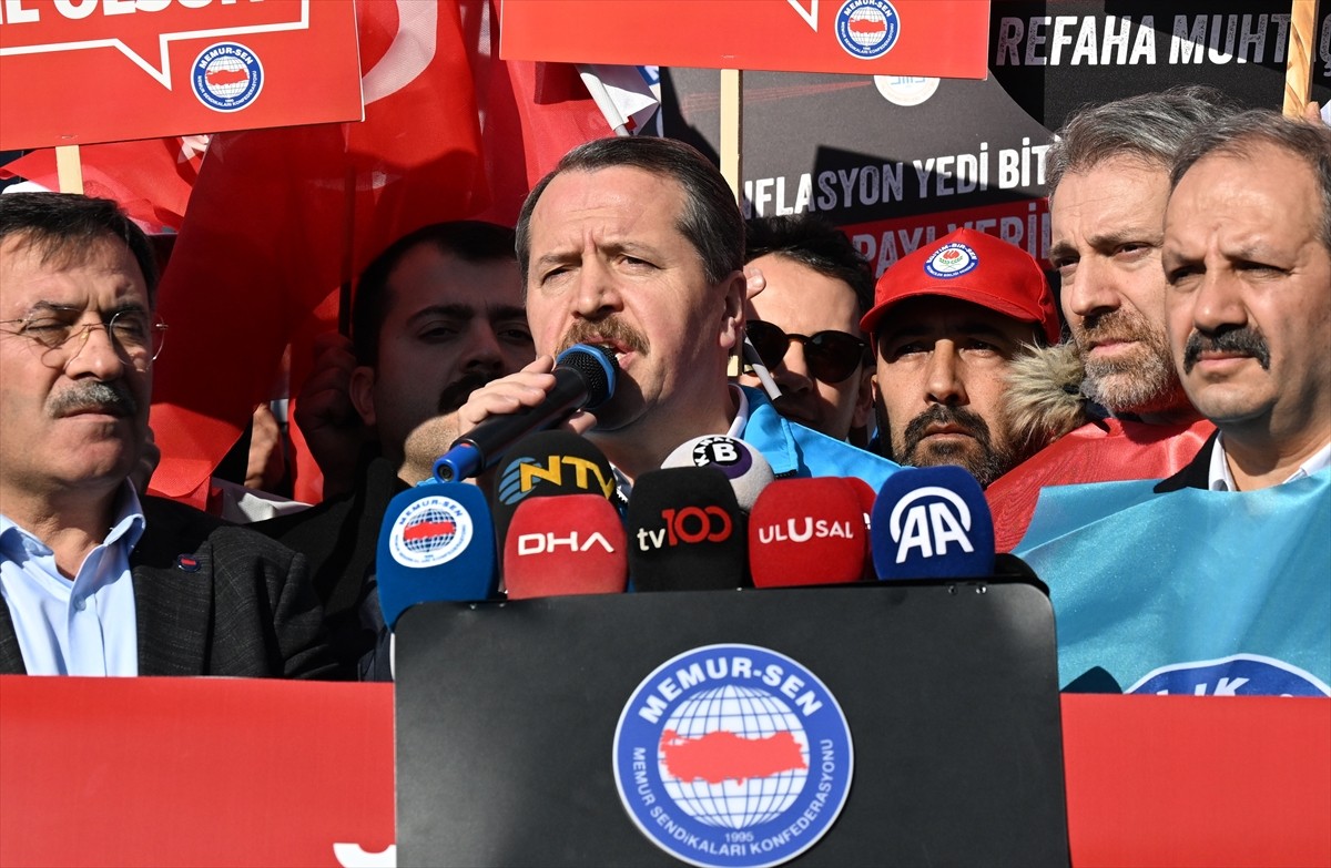 Memur-Sen üyeleri, toplu sözleşme hükümlerinin eksiksiz uygulanması ve refah payı talebiyle Hazine...