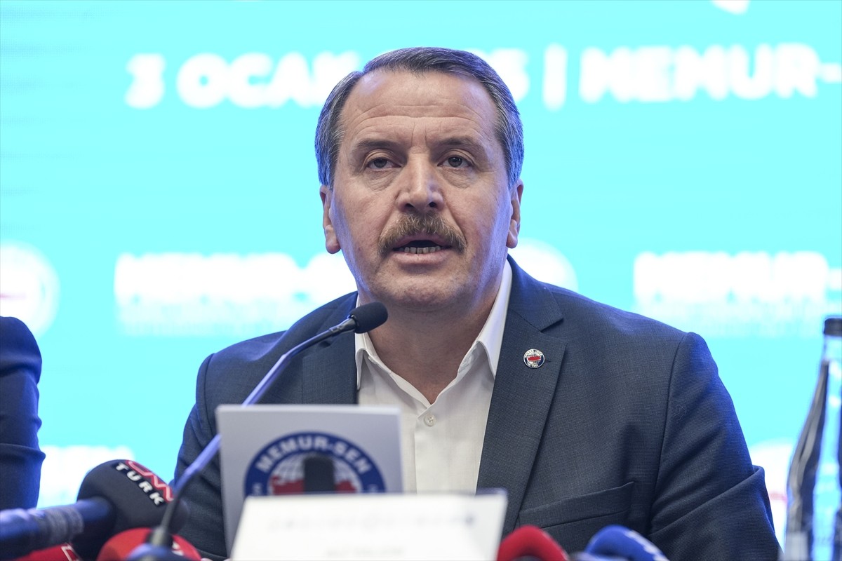 Memur Sendikaları Konfederasyonu (Memur-Sen) Genel Başkanı Ali Yalçın, genel merkezde...