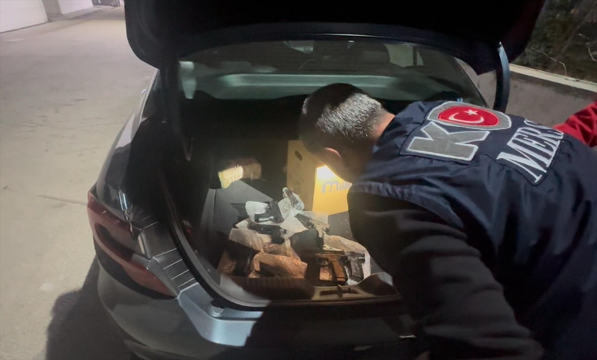 Mersin'de bir otomobilde 40 ruhsatsız tabanca ve silahlara ait şarjörler ele geçirildi, gözaltına...