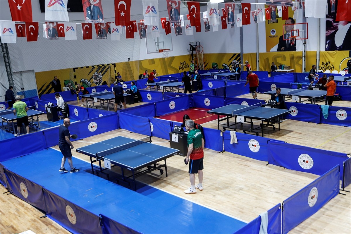 Mersin'de düzenlenen "4. Masa Tenisi Veteran Turnuvası"nda ilk gün müsabakaları tamamlandı....