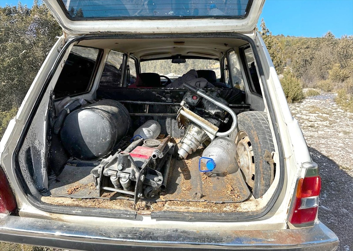 Mersin'de izinsiz kazı yapan 4 şüpheli gözaltına alındı. Kazı alanında jeneratör, hilti, dedektör...