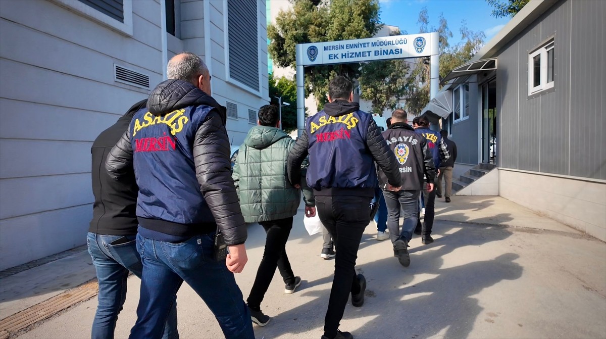 Mersin'de, "sazan sarmalı" yöntemiyle nakliye firmasını dolandırdıkları iddiasıyla yakalanan 7...