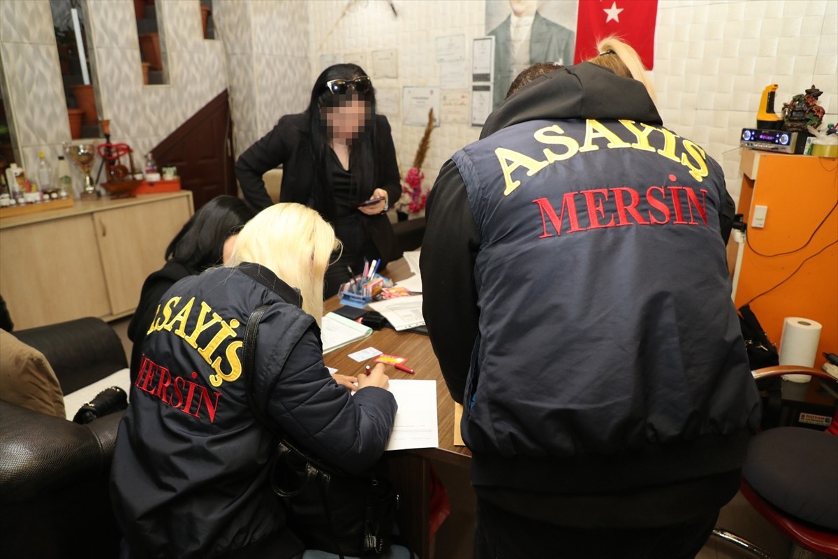 Mersin'de umuma açık mekan uygulamasında 4 iş yerine 1 milyon 716 bin 410 lira idari para cezası...