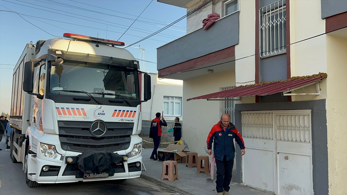 Mersin'in Tarsus ilçesinde zehirlenme şüphesiyle hastaneye kaldırılan yabancı uyruklu 2 çocuk...