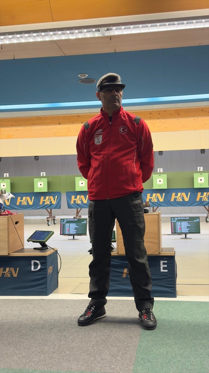 Milli atıcı Yusuf Dikeç, Almanya'nın Münih kentinde düzenlenen H&N Kupası'nda gümüş madalya...