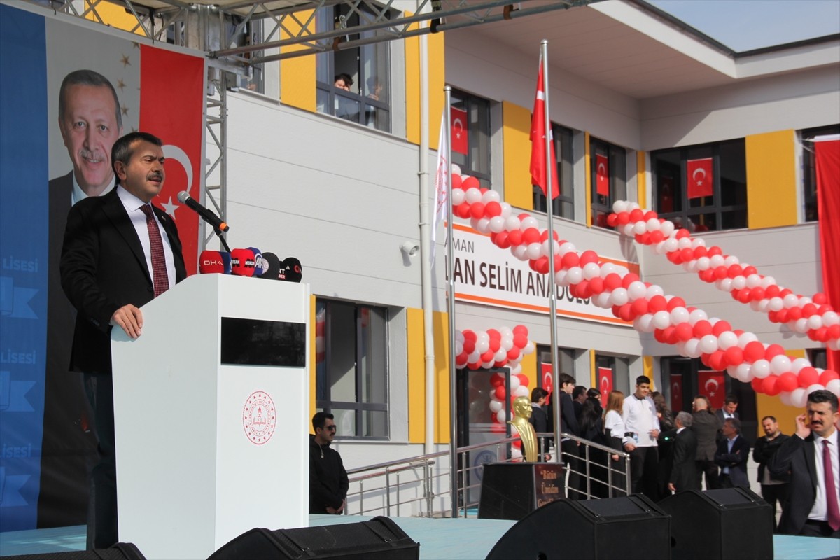 Milli Eğitim Bakanı Yusuf Tekin, Adıyaman ziyaretleri kapsamında, Aslan Selim Anadolu Lisesi'nin...