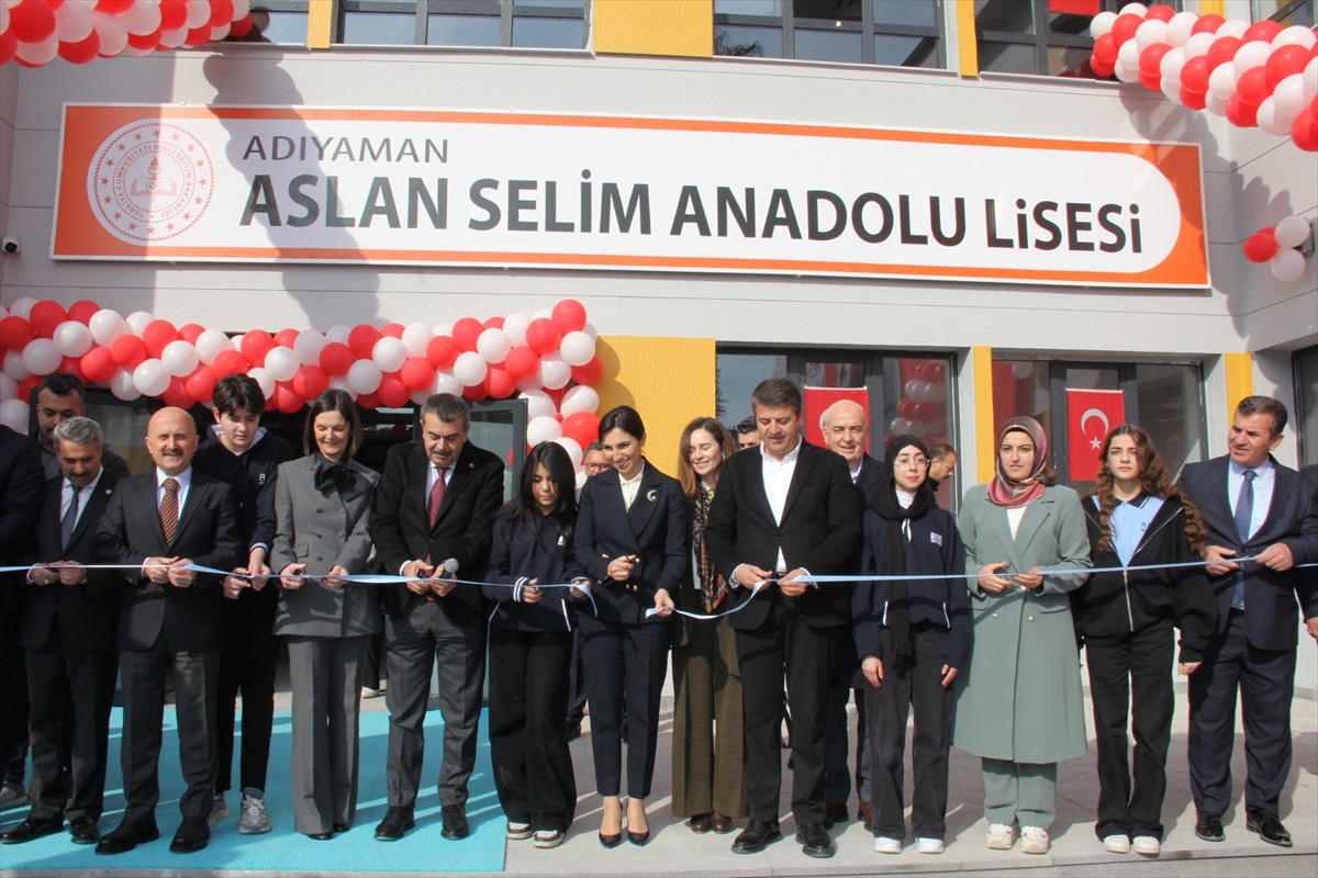 Milli Eğitim Bakanı Yusuf Tekin, Adıyaman ziyaretleri kapsamında, Aslan Selim Anadolu Lisesi'nin...