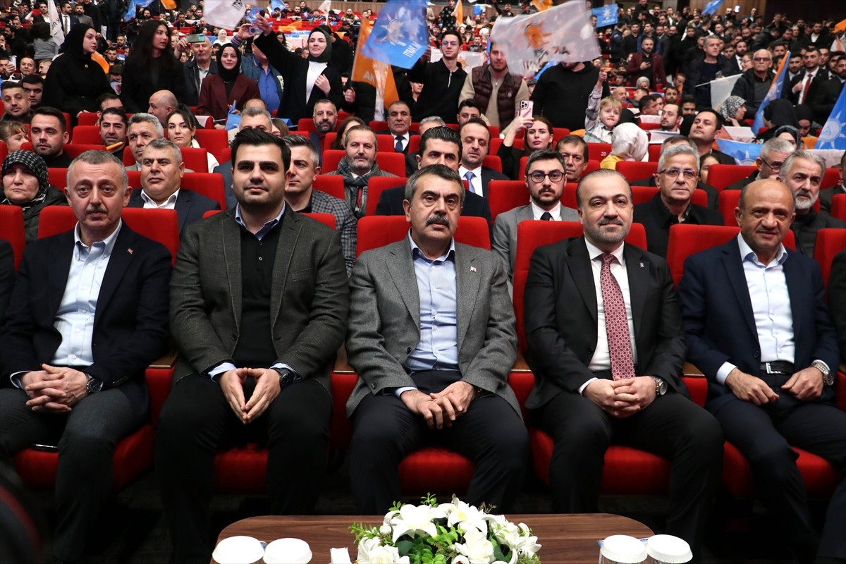 Milli Eğitim Bakanı Yusuf Tekin (ortada), AK Parti Kocaeli İl Gençlik Kolları 7. Olağan...