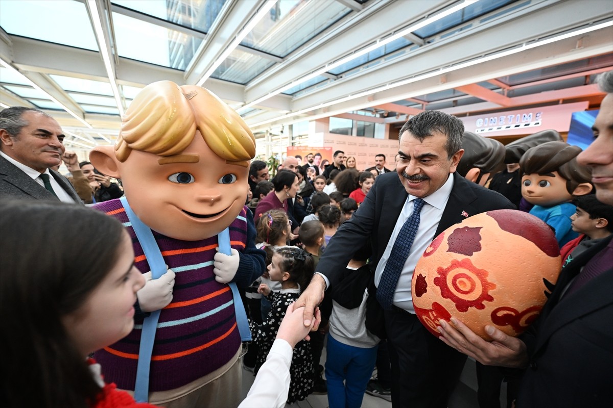 Milli Eğitim Bakanı Yusuf Tekin, yarıyıl tatiline giren öğrencilere karne hediyesi olarak...