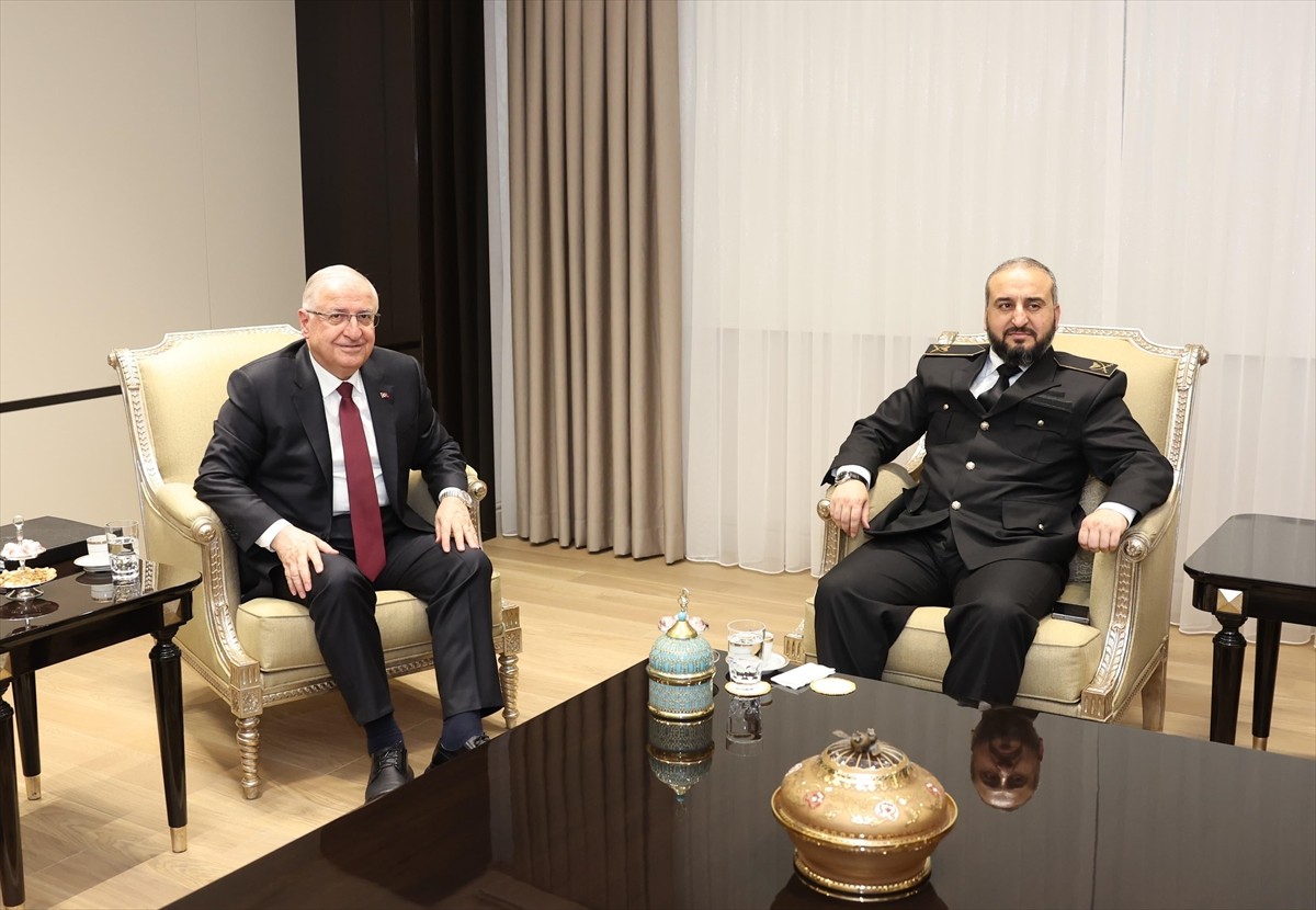 Milli Savunma Bakanı Yaşar Güler (solda), Suriye'deki yeni yönetimin Savunma Bakanı Murhef Ebu...