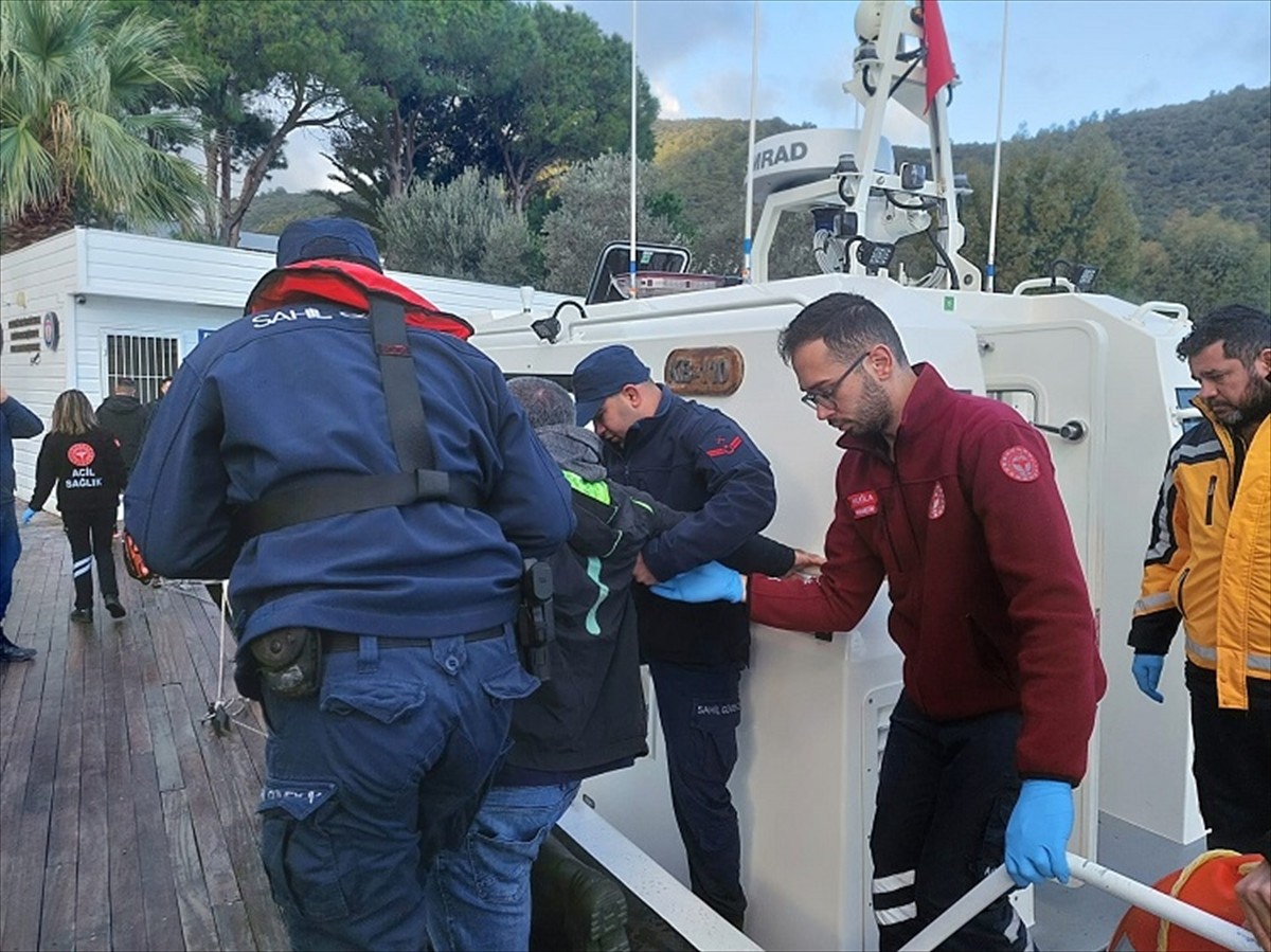 Muğla'nın Bodrum ve Marmaris ilçeleri açıklarında ticari gemi ve balıkçı teknesinde rahatsızlanan...