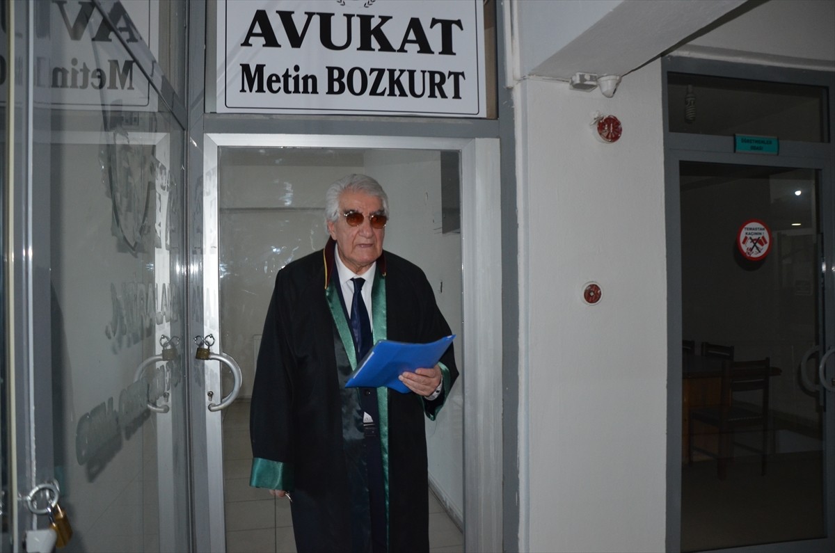 Muş'ta 4 yıl önce 79 yaşında hukuk fakültesini bitiren emekli öğretmen Metin Bozkurt, avukatlık...