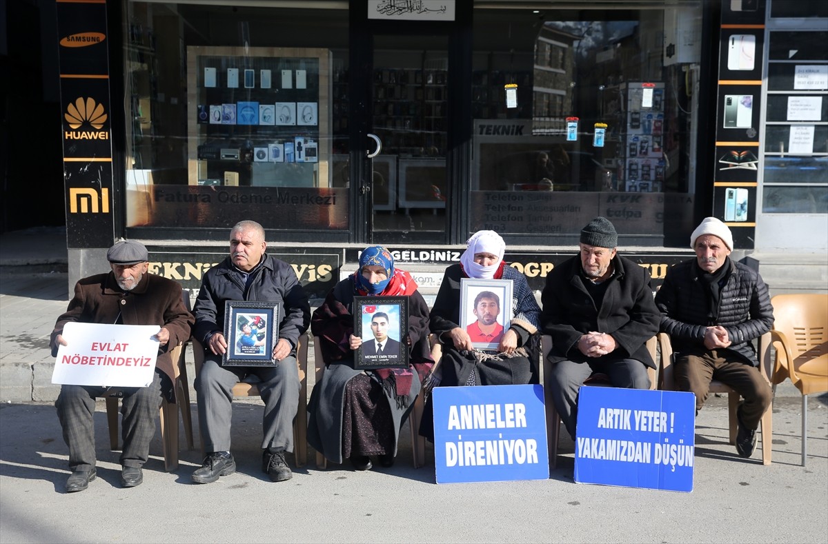 Muş'ta çocukları terör örgütü PKK tarafından kaçırılan aileler, DEM Parti İl Başkanlığı binası...