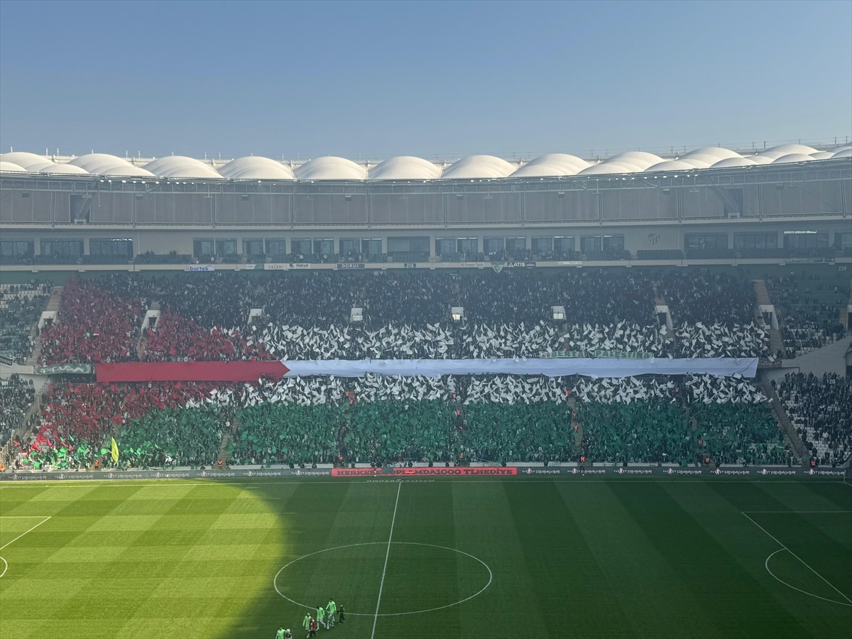 Nesine 3. Lig'in 16. haftasında Düzce Cam Düzcespor'u sahasında ağırlayan Bursaspor'un...