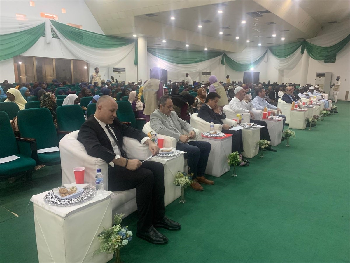 Nijerya'da faaliyet gösteren Türk yardım kuruluşları, üniversite öğrencileri arasında kitap okuma...