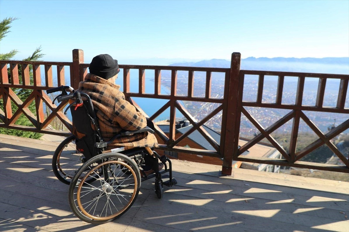 Ordu'da 90 yaşındaki yürüme engelli Yılmaz Doğan, Büyükşehir Belediyesinin "engelsiz taksi"...