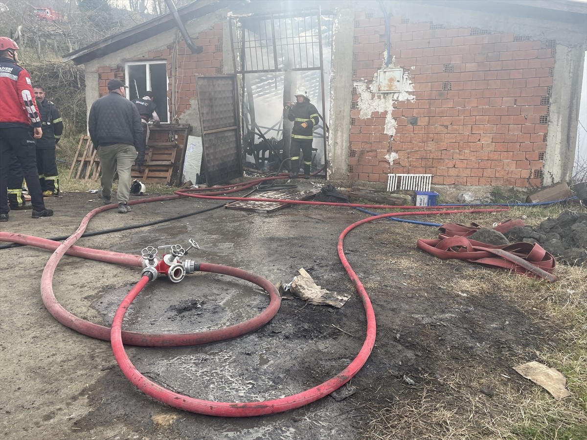 Ordu'nun Altınordu ilçesinde iş yeri ile depo yanarak kullanılamaz hale geldi.
