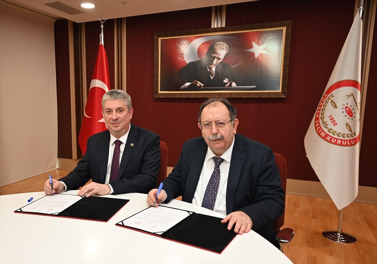 Paraguay Yüksek Seçim Mahkemesi Başkanı Jaime Bestard Duschek (solda), kurumlar arası bilgi ve...