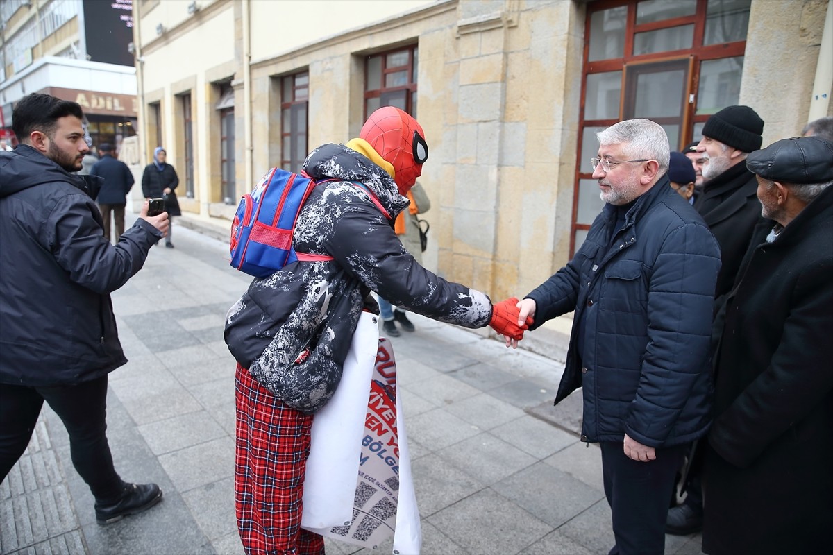 "Örümcek Adam" kostümüyle Türkiye'yi gezme hayaliyle memleketi İzmir'den yola çıkan Salih Ayaz...