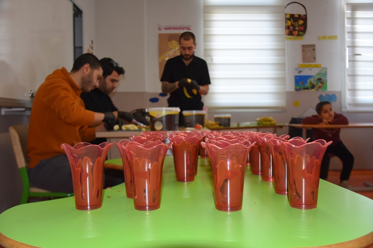 "Tatlı yemeyen çocuk kalmasın" sloganıyla 100'ün üzerinde okulu dolaşan usta Atilla Karaca ve...