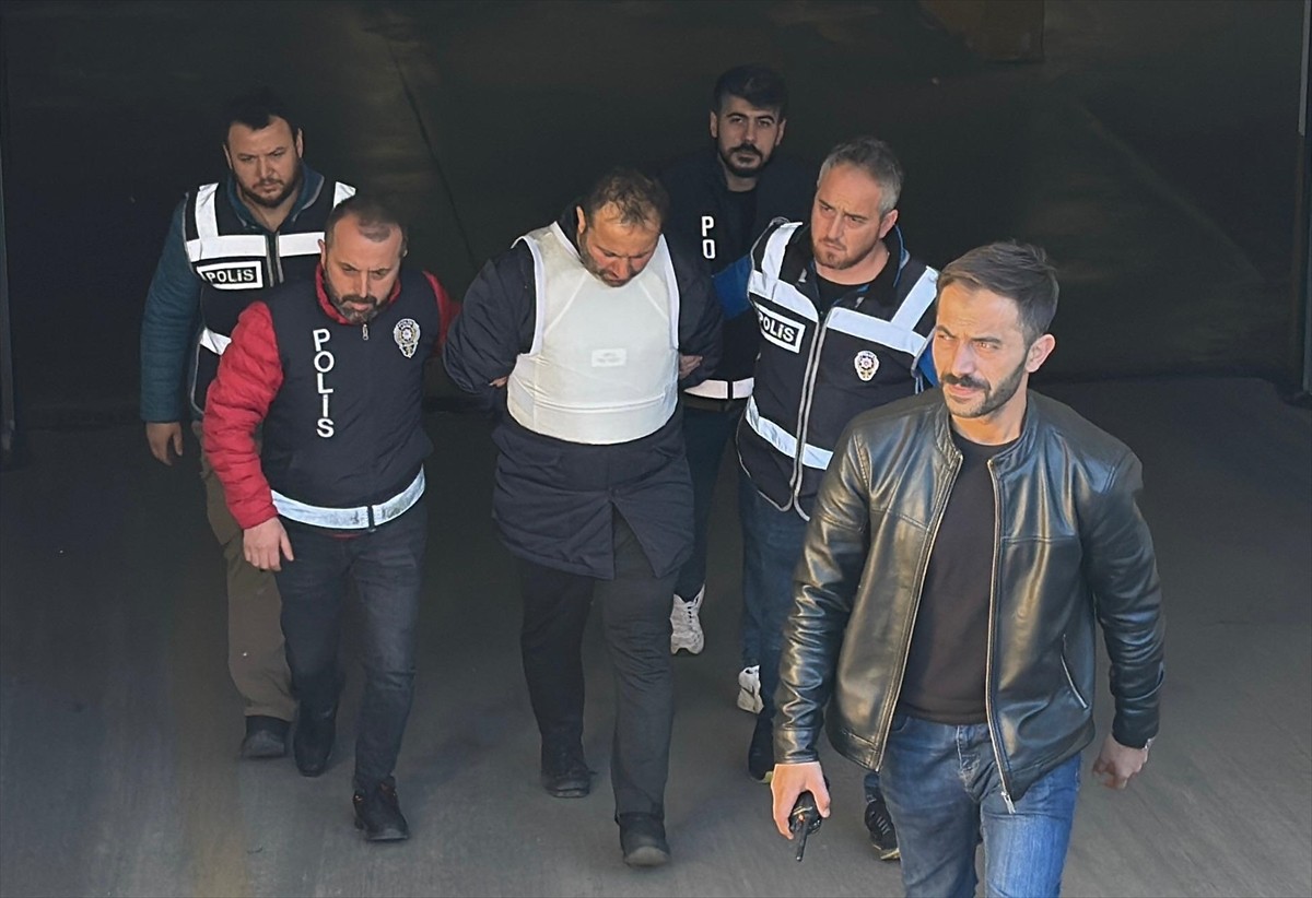 Rize'de iki PTT çalışanını silahla ateş ederek öldürdüğü iddiasıyla gözaltına alınan şüpheli...