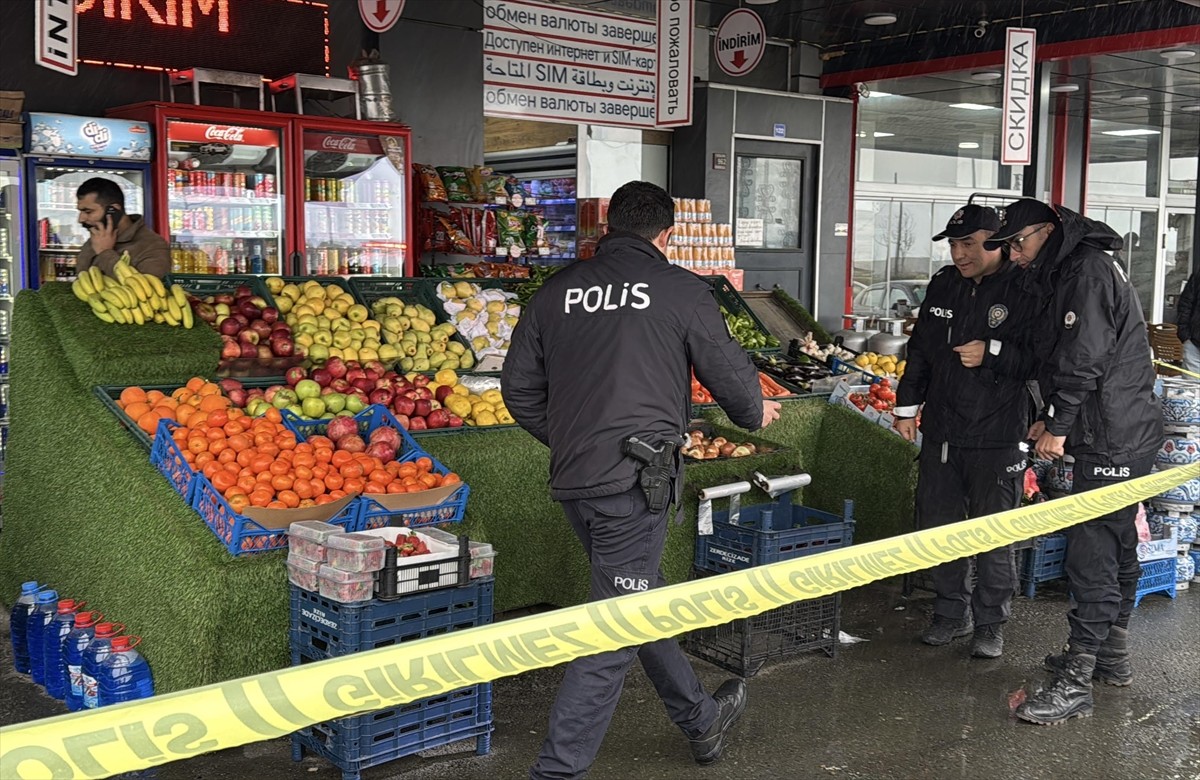 Rize'de tartıştığı market çalışanını silahla yaralayan kadın gözaltına alındı. Olay yerine polis...