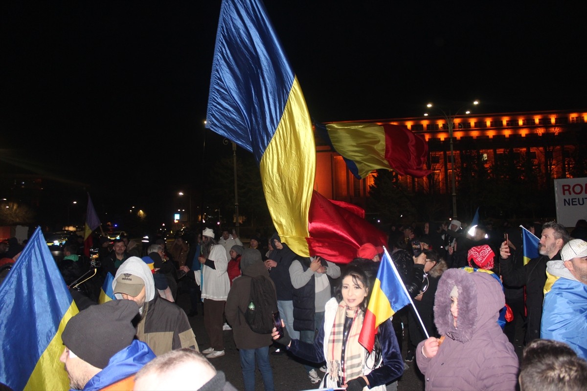 Romanya'nın başkenti Bükreş'te toplanan on binlerce kişi, kasımda yapılan cumhurbaşkanı seçiminin...