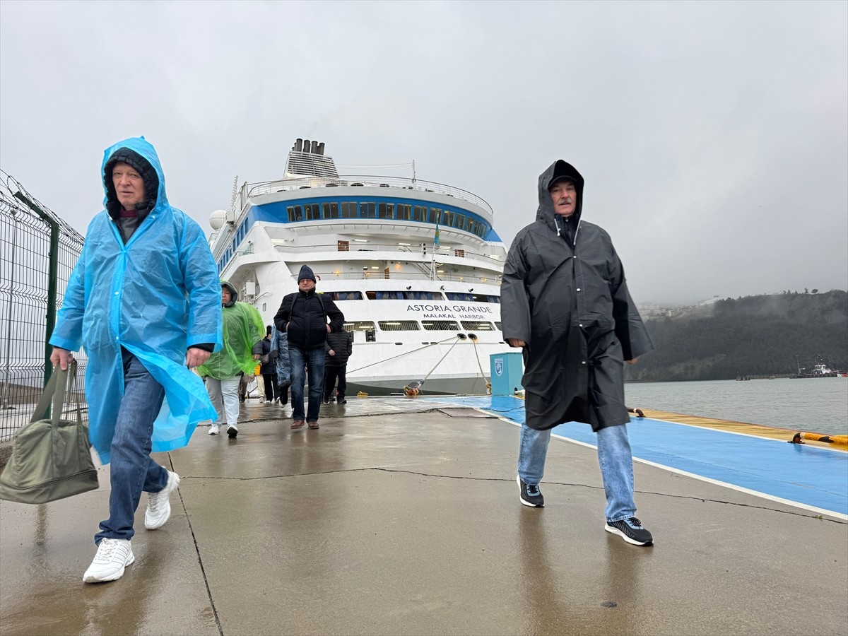 Rusya'nın Soçi kentinden hareket eden "Astoria Grande" kruvaziyeri, Amasra Limanı'na demirledi.