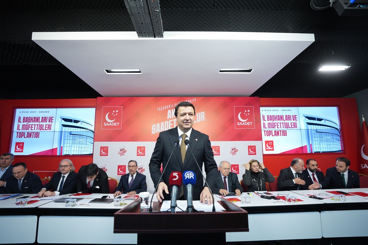 Saadet Partisi Genel Başkanı Mahmut Arıkan, parti genel merkezinde düzenlenen il başkanları ve il...
